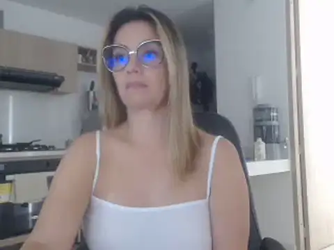 Snapshot of LovePaula chatting on March 15, 3:48 pm LovePaula online show from March 15, 3:48 pm