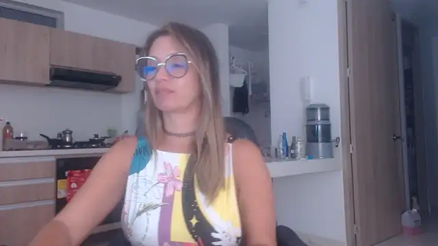 Snapshot of LovePaula chatting on October 19, 1:39 am LovePaula online show from October 19, 1:39 am