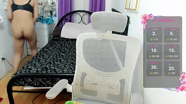 Snapshot of Lovely_naughtyLeii chatting on February 2, 12:09 am Lovely naughtyLeii online show from February 2, 12:09 am