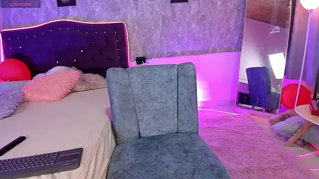 Lauren smiles online show from April 16, 7:36 pm