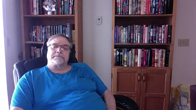 Vinyl22xh online show from April 8, 5:24 pm