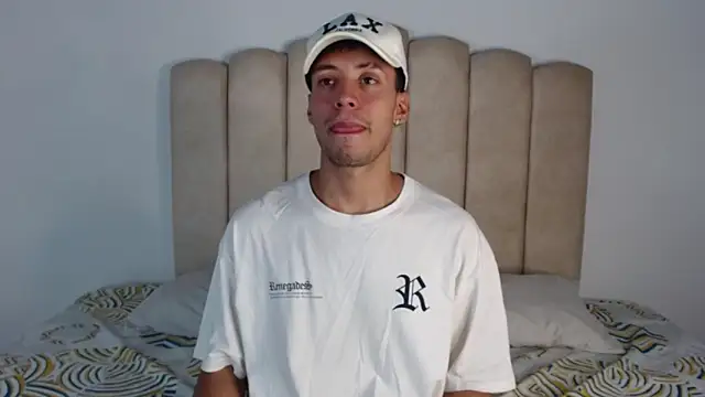 Snapshot of aroncooper1 chatting on November 1, 11:07 pm aroncooper1 online show from November 1, 11:07 pm