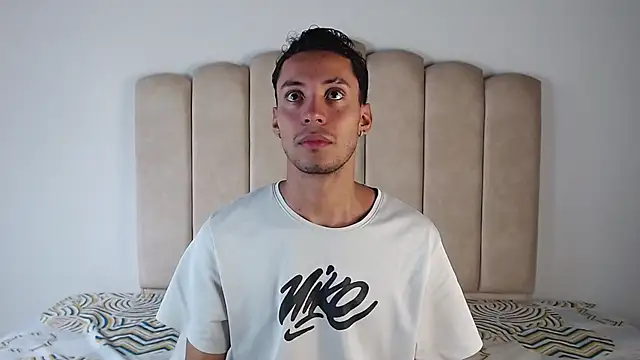 Snapshot of aroncooper1 chatting on November 2, 8:11 pm aroncooper1 online show from November 2, 8:11 pm