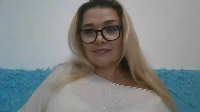 Snapshot of Myrienna chatting on October 23, 11:42 am Myrienna online show from October 23, 11:42 am