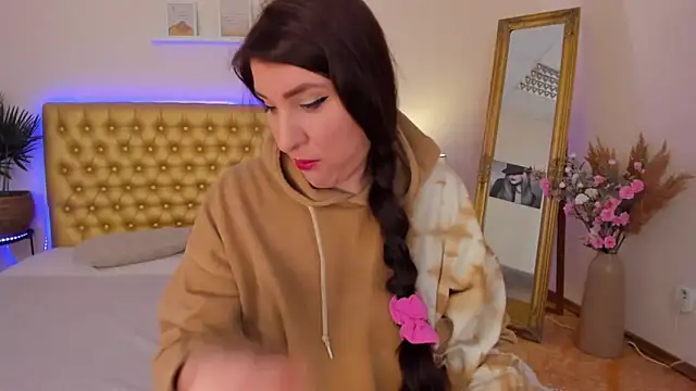 TrishaDarks online show from March 12, 6:19 am