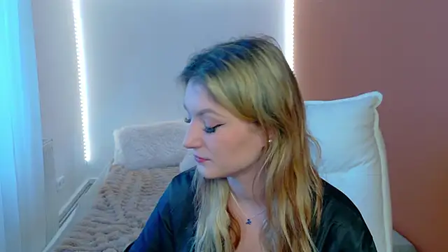 Anaayss  online show from February 3, 6:40 am