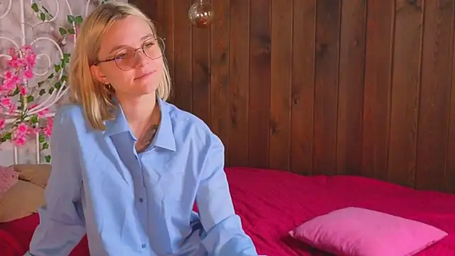 Snapshot of KelleDomin chatting on October 10, 7:07 am KelleDomin online show from October 10, 7:07 am