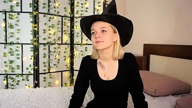 Snapshot of KelleDomin chatting on October 18, 7:25 pm KelleDomin online show from October 18, 7:25 pm