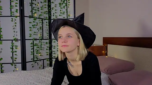 Snapshot of KelleDomin chatting on October 19, 8:53 pm KelleDomin online show from October 19, 8:53 pm