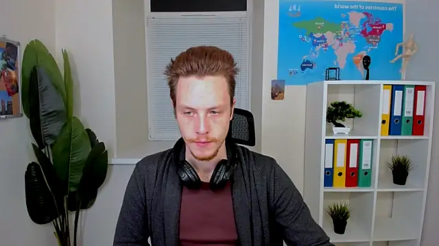 LeoMooree online show from November 15, 9:00 pm