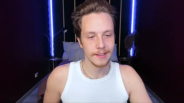 LeoMooree online show from November 28, 11:18 pm