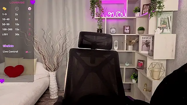 DreamVelour online show from November 18, 8:24 pm