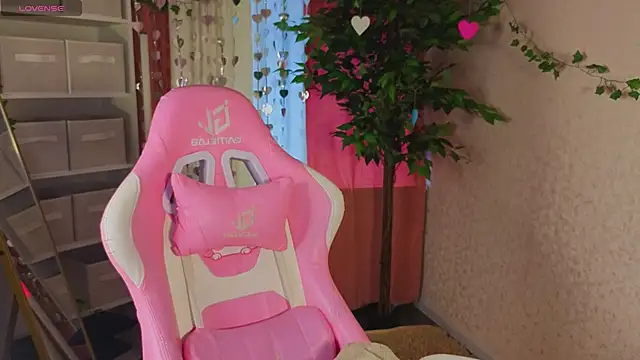 Al1ice Moures online show from February 5, 9:25 am