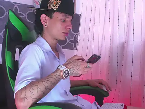 Skinny batman online show from December 4, 9:34 pm