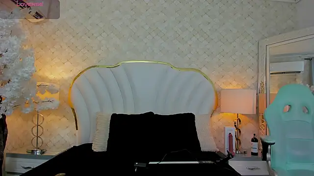 NaiaWhisper online show from February 13, 5:47 am