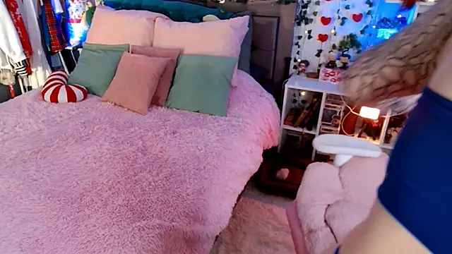 Ayla Hicks online show from March 28, 8:19 pm