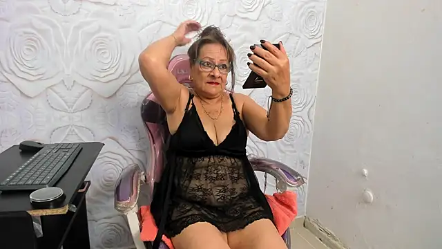 HotNana4U online show from September 30, 11:15 am