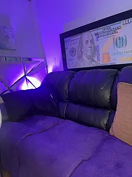 liz and thiago online show from December 4, 1:31 pm