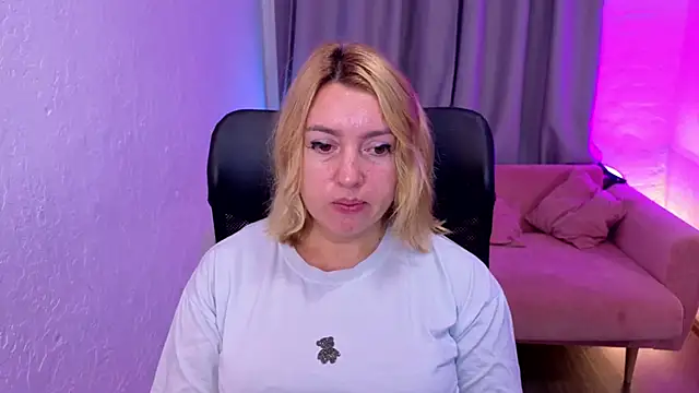 Mia Bloomie online show from October 7, 6:21 am