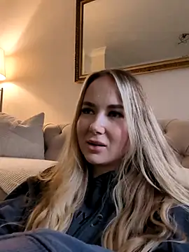 Snapshot of BarbieDolly_x chatting on October 15, 3:56 pm BarbieDolly x online show from October 15, 3:56 pm