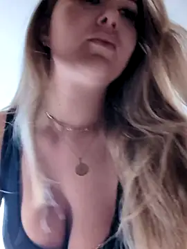 Snapshot of BarbieDolly_x chatting on November 3, 1:01 pm BarbieDolly x online show from November 3, 1:01 pm