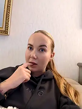 Snapshot of BarbieDolly_x chatting on November 14, 4:06 pm BarbieDolly x online show from November 14, 4:06 pm