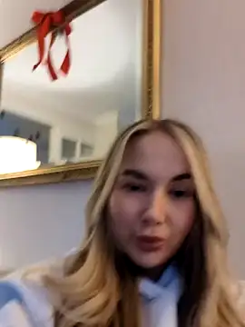 Snapshot of BarbieDolly_x chatting on December 5, 3:41 pm BarbieDolly x online show from December 5, 3:41 pm