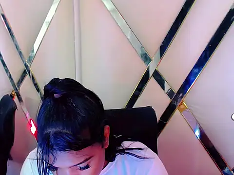 AuroraRoss online show from October 20, 7:25 pm