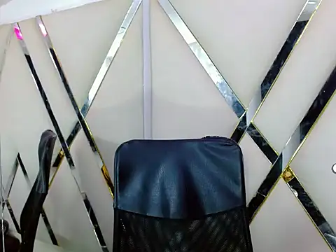 AuroraRoss online show from November 4, 7:02 pm