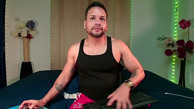 LucasGaeel online show from April 9, 11:59 am