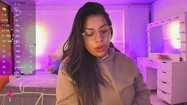 Snapshot of kloe28 chatting on February 14, 3:58 am kloe28 online show from February 14, 3:58 am