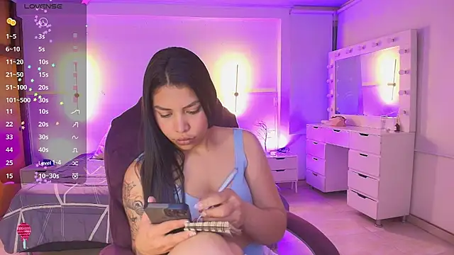 Snapshot of kloe28 chatting on February 19, 3:46 am kloe28 online show from February 19, 3:46 am