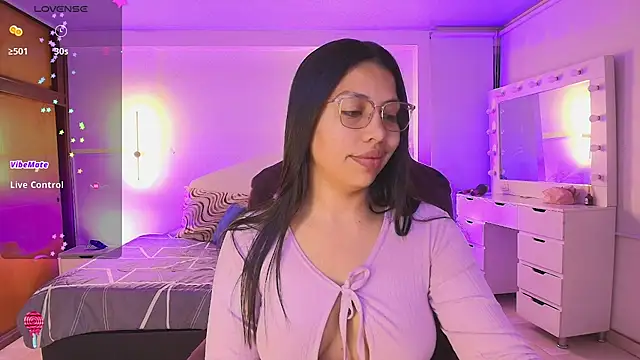 Snapshot of kloe28 chatting on February 26, 3:38 am kloe28 online show from February 26, 3:38 am