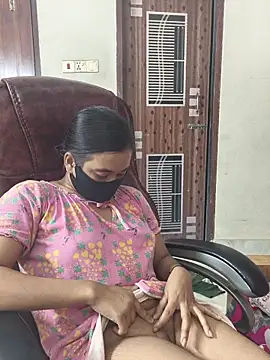 Snapshot of Love_Queen11 chatting on November 9, 4:27 pm Love Queen11 online show from November 9, 4:27 pm