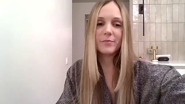 Snapshot of Kyrelinn chatting on October 31, 4:41 pm Kyrelinn online show from October 31, 4:41 pm