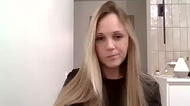 Snapshot of Kyrelinn chatting on November 2, 4:42 pm Kyrelinn online show from November 2, 4:42 pm