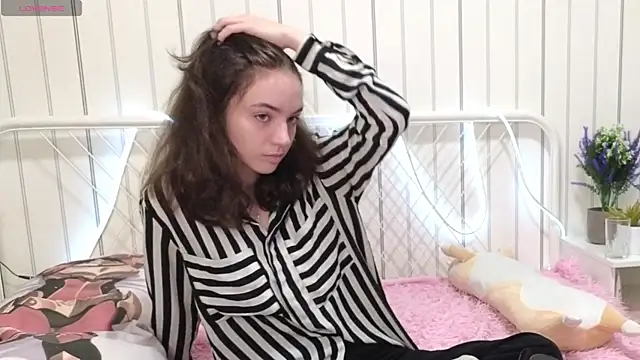 TarahCayne online show from October 12, 8:57 am