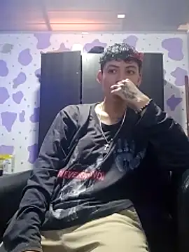 Snapshot of Owen_tomboy chatting on December 3, 5:55 pm Owen tomboy online show from December 3, 5:55 pm