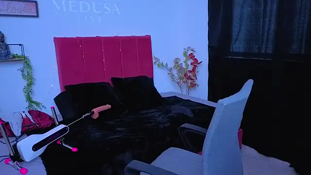 pequitasmedusa9 online show from October 7, 7:55 pm