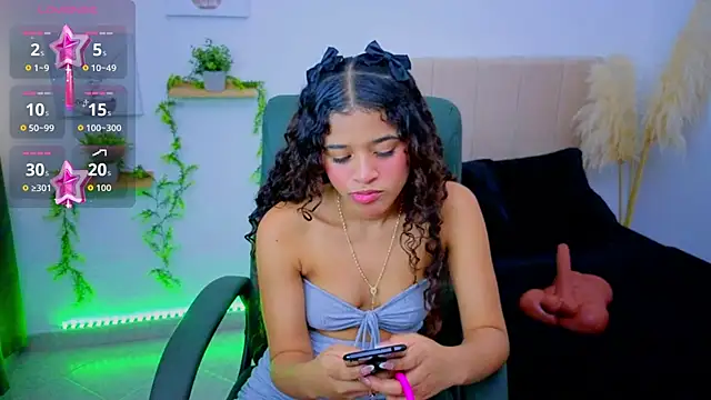 pequitasmedusa9 online show from November 12, 7:57 pm