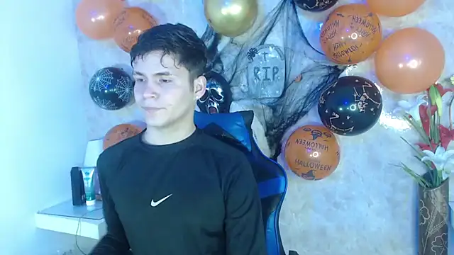 Aaron Foxxx online show from October 26, 5:41 pm