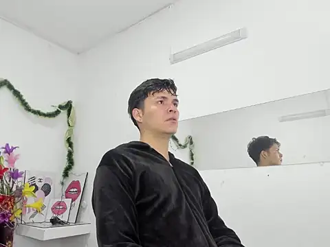 Aaron Foxxx online show from December 22, 12:24 pm