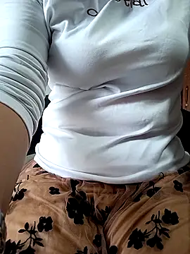 Snapshot of TiffinyLaz chatting on November 4, 2:54 am TiffinyLaz online show from November 4, 2:54 am