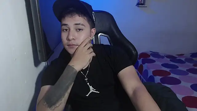 Snapshot of loki32men chatting on October 16, 4:24 am loki32men online show from October 16, 4:24 am