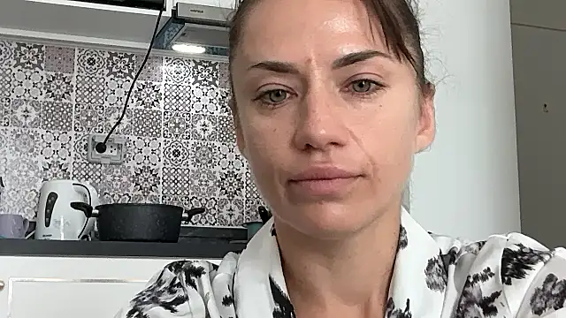 Snapshot of Roriann chatting on February 10, 7:23 am Roriann online show from February 10, 7:23 am