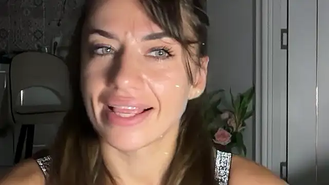 Snapshot of Roriann chatting on February 14, 6:26 pm Roriann online show from February 14, 6:26 pm