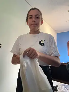 Snapshot of larj021bb chatting on April 16, 1:01 pm larj021bb online show from April 16, 1:01 pm