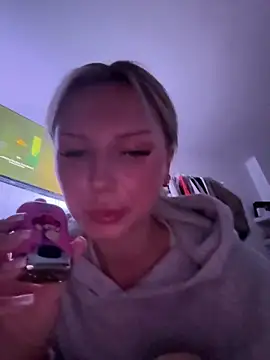 blondeeee online show from December 18, 6:58 pm