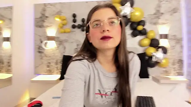 ZOE LE online show from April 16, 11:55 am