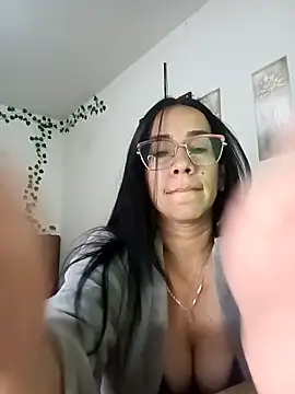 YaraDuartee online show from December 1, 1:32 am